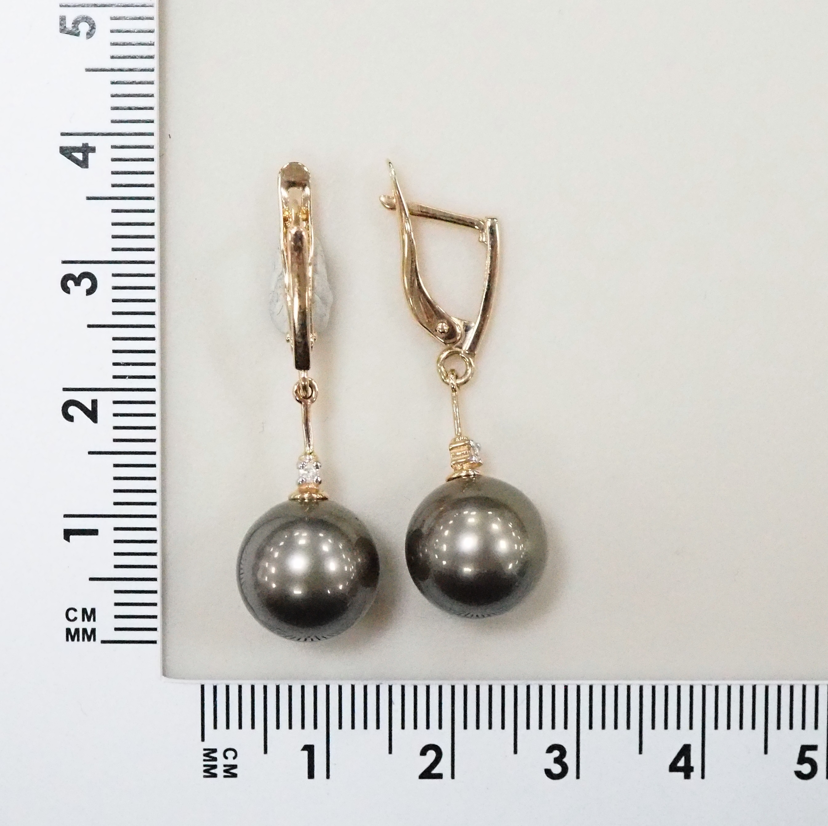 Золотые серьги 585 пробы; родий; вставки 2 Бр.Кр-57 0,028 3/5A; 2 Жемчуг Таити культ. серый;
